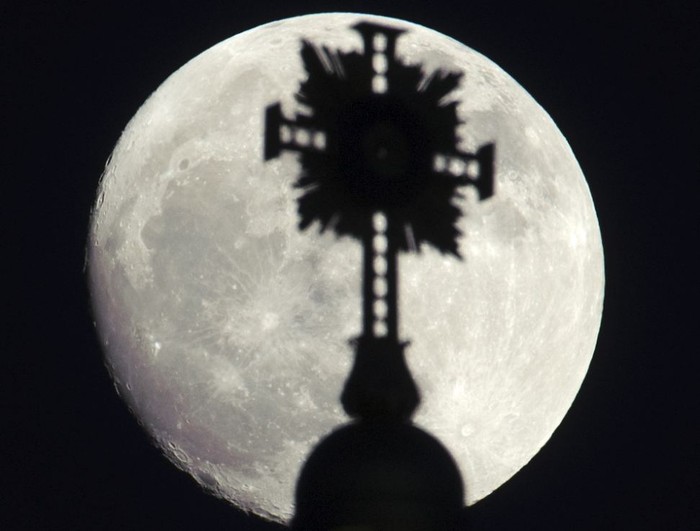 Mặt trăng bị che khuất bởi cây thập giá của Frauenkirche (Nhà thờ Đức Bà) ở Dresden, Đức