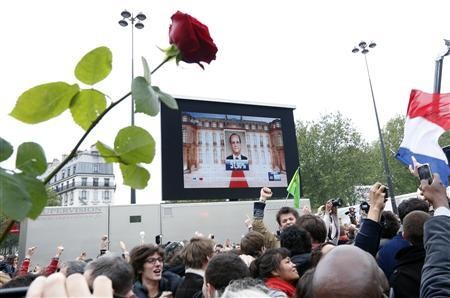 Người Pháp ủng hộ ông Hollande ăn mừng chiến thắng ở trung tâm thủ đô Paris sau khi có kết quả bầu cử sơ bộ của vòng 2. Ảnh Reuters