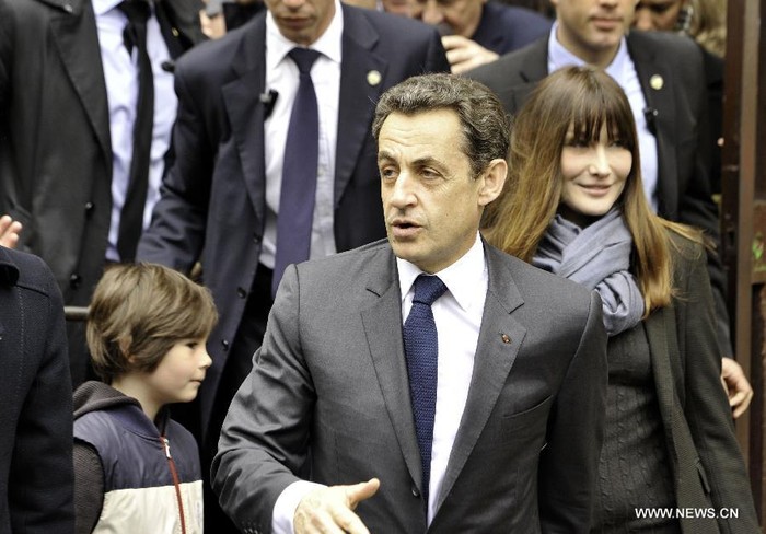 Tổng thống Sarkozy cùng phu nhân Carla đi bỏ phiếu ngày 6/5.