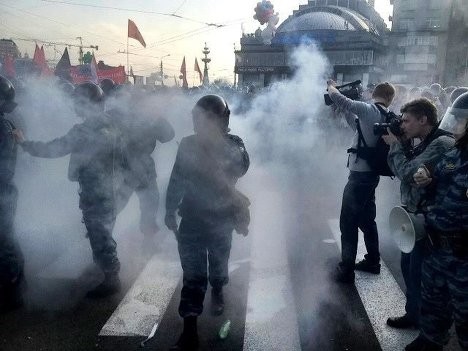 Đám đông biểu tình quá khích đã tấn công cảnh sát để tiến tới Điện Kremlin.