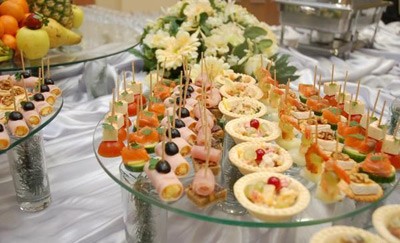 Thức ăn trong bữa tiệc buffet sẽ được bầy trên 20 chiếc bàn tại 3 phòng khách.