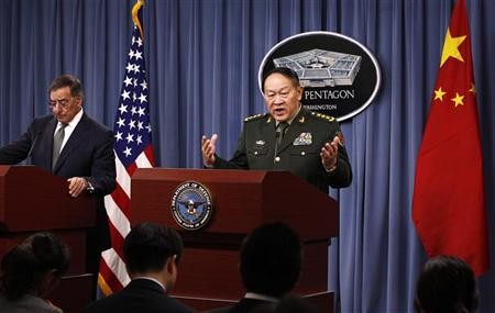 Bộ trưởng Quốc phòng Trung Quốc Lương Quang Liệt (phải) và Bộ trưởng Quốc phòng Mỹ Leon Panetta trong cuộc họp báo chung tại Washington hôm 7/5. Ảnh Reuters