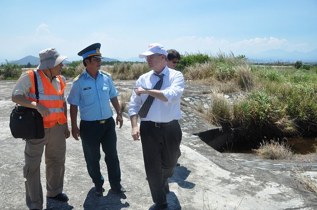 Ông Donald Steinberg thăm sân bay Đà Nẵng. Ảnh USAID Việt Nam