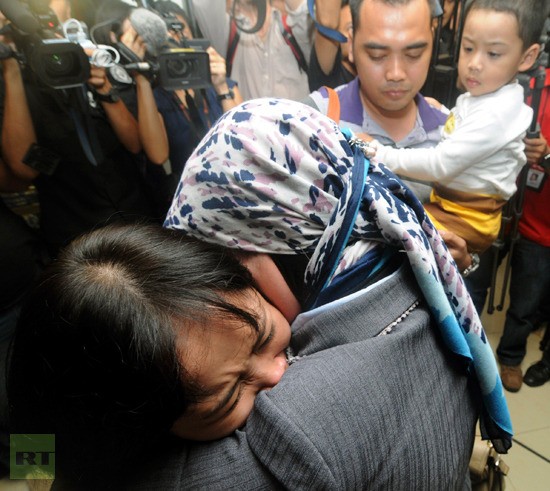 Thân nhân những người mất tích trên chuyến bay Sukhoi Superjet-100 tại sân bay Halim Perdana Kusuma ở Jakarta