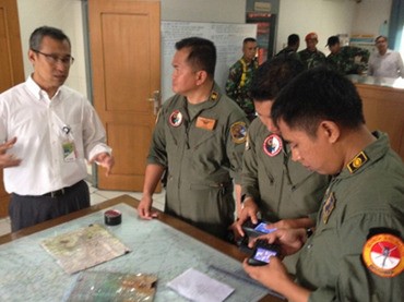 Phi công kiểm tra bản đồ trước khi cất cánh tại Jakarta vào ngày 10/5.