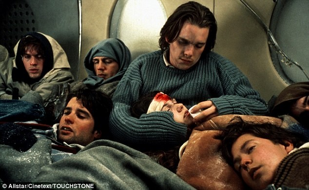 Những người sống sót trong một vụ tai nạn của chuyến bay Andes 1972 đã ăn thịt người chết để tồn tại được mô tả trong bộ phim năm "Alive" năm 1992.