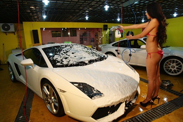 Cửa hàng rửa xe hot girl mặc bikini tại Thượng Hải trong ngày khai trương.