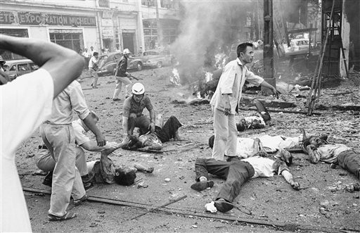 Người bị thương nằm trên phố sau một vụ nổ bom bên ngoài Đại sứ quán Mỹ tại Sài Gòn ngày 30/3/1965.