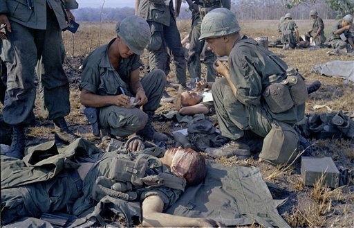 Binh sĩ bị thương đang được điều trị trên một chiến trường tại Việt Nam ngày 2/4/1967.