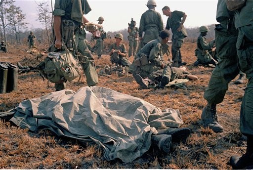 Thi thể một lính Mỹ trên chiến trường tại Việt Nam 4/1967.
