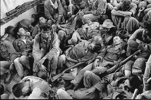 Binh lính thuộc Tiểu đoàn 2 của quân đội Việt Nam cộng hòa ngủ trên tàu sân bay của Hải quân Mỹ trên đường trở về thủ phủ của tỉnh Cà Mau tháng 8/1962.