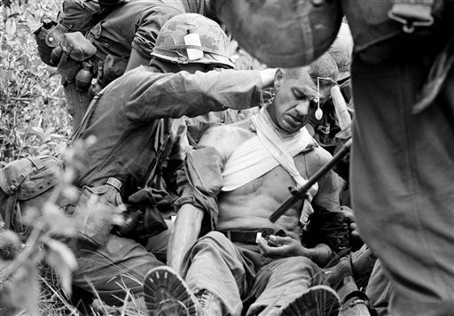 Ảnh chụp ngày 1/1/1966: Đại tá quân đội Mỹ George Eyster được đặt lên cáng sau khi bị bắn bởi một lính bắn tỉa Việt Nam .