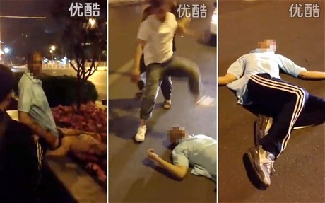 Kẻ hiếp dâm bị hạ gục trên phố. Ảnh được lấy từ video trên mạng Youku