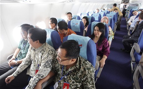 Hành khách gồm chủ yếu là đại diện của các hãng hàng không và các nhà báo trên chiếc Sukhoi Superjet-100 trước khi cất cánh và gặp nạn tại Jakarta ngày 9/5.