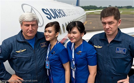 Phi công Alexander Yablontsev (trái) trước chuyến bay định mệnh tại Indonesia.