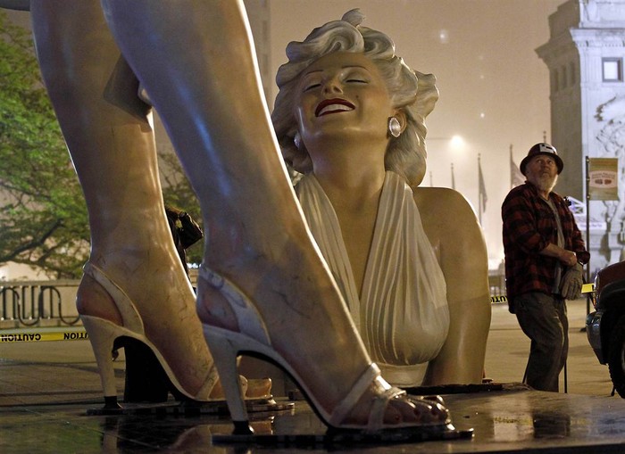 Bức tượng cao 8 m tháo rời của Marilyn Monroe ở Chicago, Mỹ ngày 7/5.