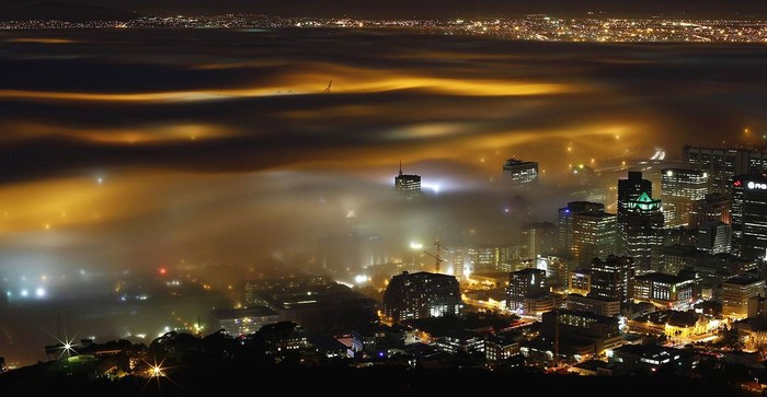 Thành phố cảng Cape Town, Nam Phi được thắp sáng trong sương mù ngày 8/5.