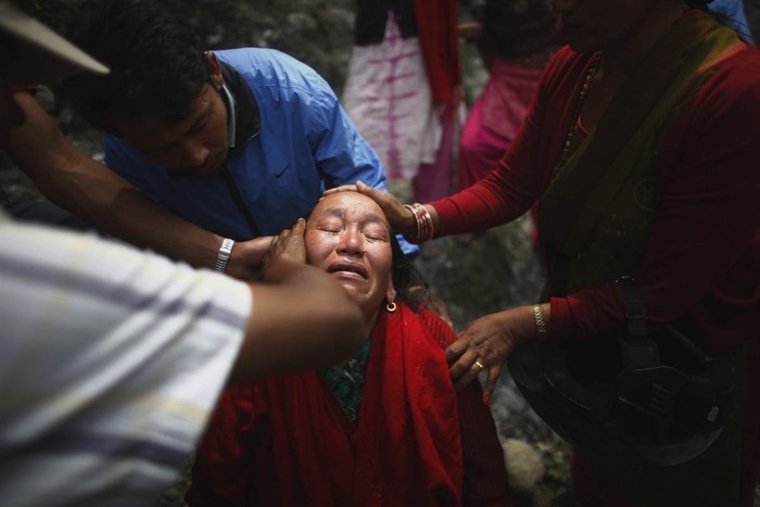 Một người phụ nữ Nepal đau buồn vì có người thân mất tích trong đợt lũ quét tại làng Kharapani, cách Katmandu khoảng 125 dặm ngày 6/5.