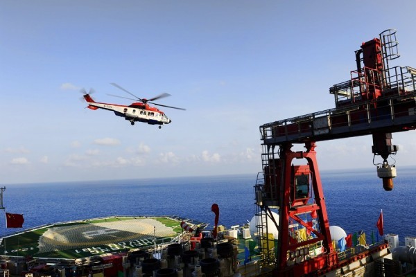 Mỗi nhóm kỹ sư và công nhân làm việc trên giàn khoan Ocean Oil 981 trong 28 ngày. Kết thúc mỗi đợt, trực thăng sẽ đưa họ về đất liền và đồng thời chở nhóm khác ra thay thế.