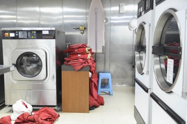 Phòng giặt là có nhân viên chịu phục trách giặt đồ cho các công nhân viên.