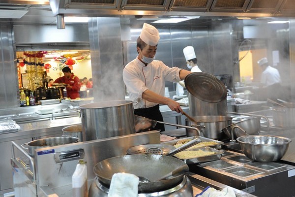 Đảm nhiệm việc nấu nướng phục vụ các công nhân làm việc trên giàn khoan đều là các đầu bếp có tay nghề.