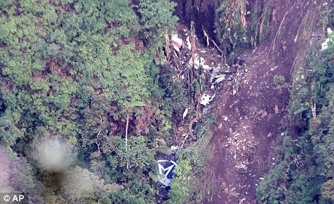 Mảnh vỡ của chiếc Sukhoi Superjet-100 bị rơi tại vùng núi Salak ở Bogor, Tây Java, Indonesia ngày 9/5. Ảnh Reuters