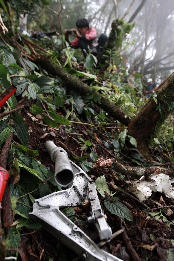 Mảnh vỡ của chiếc Sukhoi Superjet-100 bị rơi tại vùng núi Salak ở Bogor, Tây Java, Indonesia ngày 9/5. Ảnh AP