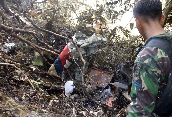 Mảnh vỡ của chiếc Sukhoi Superjet-100 bị rơi tại vùng núi Salak ở Bogor, Tây Java, Indonesia ngày 9/5. Ảnh AP