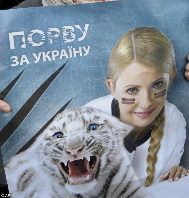Tấm áp phích chụp cùng hổ Tigryulia - biểu tượng chiến dịch tranh cử của bà Tymoshenko.