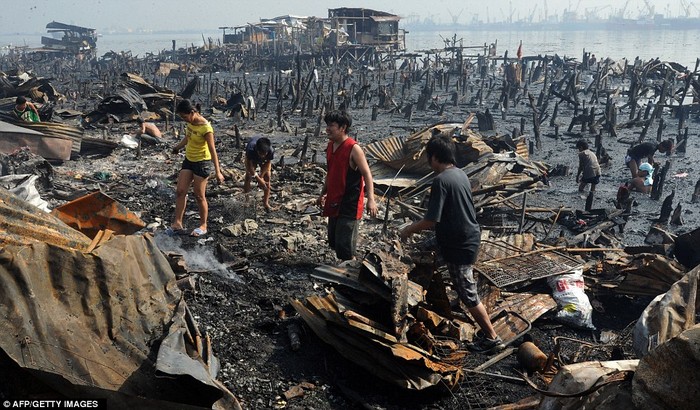 Cảnh tan hoang sau khi ngọn lửa quét qua khu ổ chuột ở Manila.