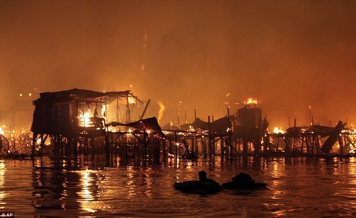 Người dân bất lực nhìn ngọn lửa thiêu rụi những ngôi nhà trong đêm ngày 10/5.