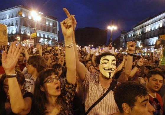 Người biểu tình giơ cao khẩu hiệu đánh dấu một năm kỷ niệm phong trào Indignados tại Madrid ngày 12/5.