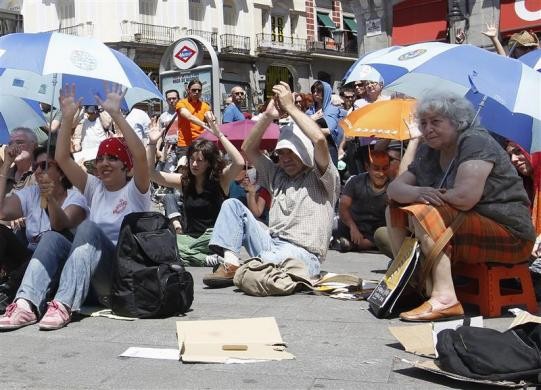Người biểu tình tham gia cuộc họp đánh dấu 1 năm thành lập phong trào Indignados tại Madrid ngày 13/5.