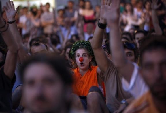 Người biểu tình tham gia cuộc họp đánh dấu một năm thành lập phong trào Indignados tại Madrid ngày 14/5.