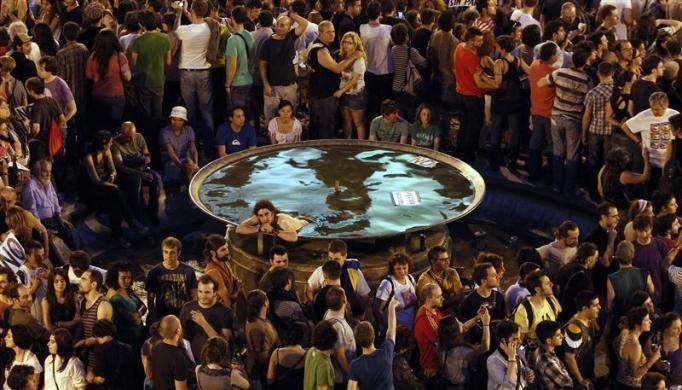 Người biểu tình tập trung xung quanh một đài phun nước tại Madrid ngày 12/5.
