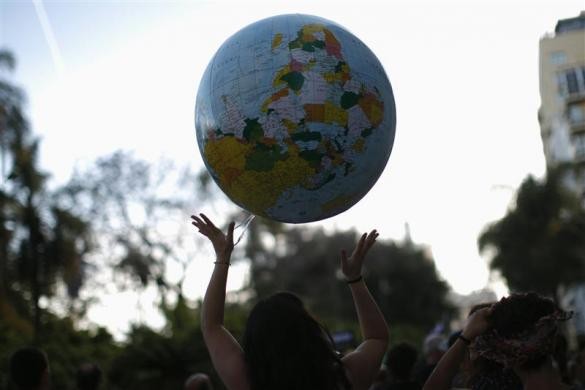 Ana Navarro, 33 tuổi, mang một quả bóng hơi khổng lồ hình Trái Đất tham gia phong trào biểu tình Indignados tại Malaga, miền nam Tây Ban Nha ngày 12/5.