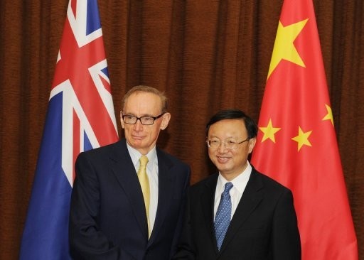Ngoại trưởng Úc Bob Carr (trái) và ngoại trưởng Trung Quốc Dương Khiết Trì tại Bắc Kinh hôm 14/5. Ảnh AFP