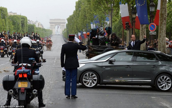 Trời bắt đầu đổ mưa lớn khi lễ diễu hành tới điện Elysee của tân Tổng thống Pháp bắt đầu.