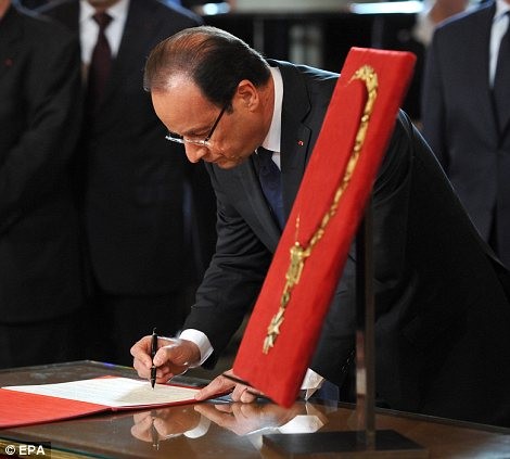 Ông Hollande ký văn bản bàn giao quyền lực