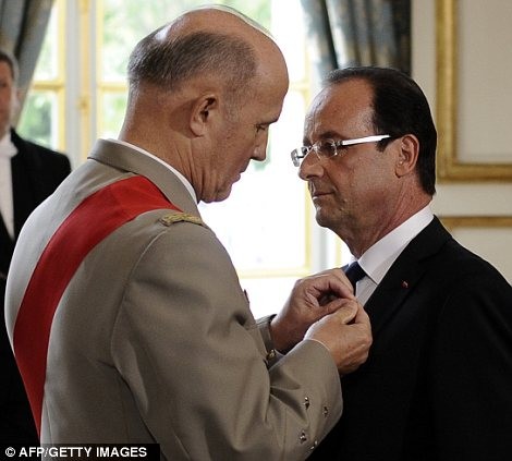 Ông Francois Hollande được trao 'Grand Maitre', một Bắc đẩu bội tinh, từ tướng Tướng Jean-Louis Georgelin trong lễ nhậm chức