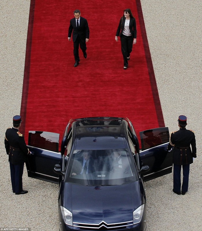 Cựu Tổng thống Pháp Nicolas Sarkozy và vợ Carla Bruni-Sarkozy rời điện Elysee