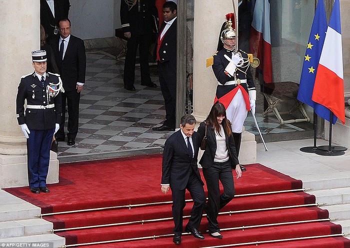 Cựu Tổng thống Pháp Nicolas Sarkozy và vợ Carla Bruni-Sarkozy rời điện Elysee