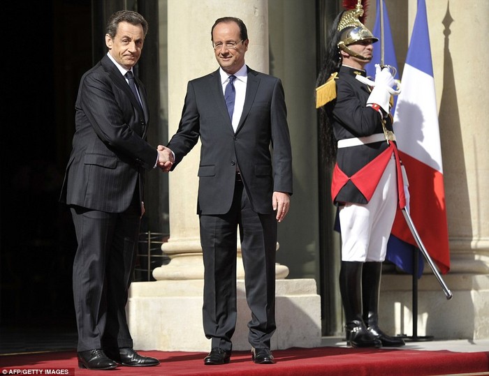 Tổng thống mãn nhiệm Nicolas Sarkozy (trái) chào đón người kế nhiệm Francois Hollande tại cung điện Elysee trong lễ bàn giao quyền lực.