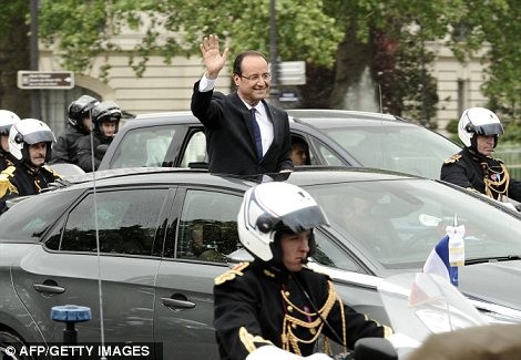 Ông Hollande trên chiếc Citroen DS5 tại Paris trong lễ diễu hành tới điện Elysee.