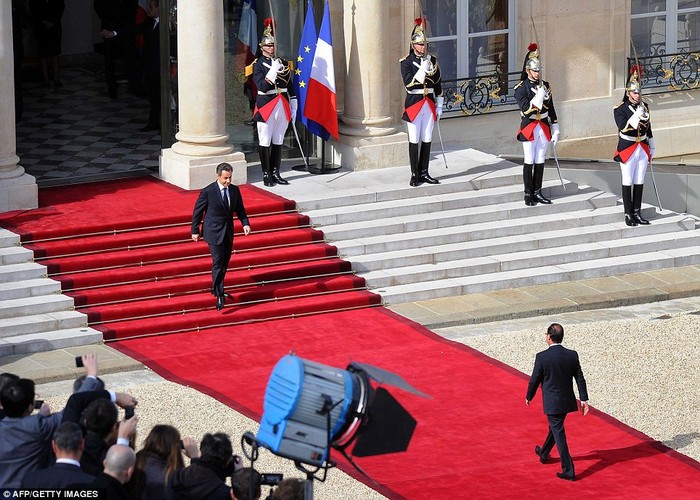 Tổng thống mãn nhiệm Nicolas Sarkozy (trái) chào đón người kế nhiệm Francois Hollande tại cung điện Elysee trong lễ bàn giao quyền lực.