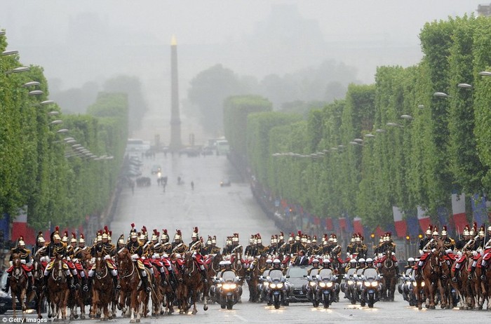 Đoàn xe và ngựa hộ tống ông Hollande tới tưởng niệm các liệt sĩ vô danh ở Arc de Triomphe