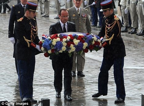 Ông Holladen đặt vòng hoa tại Arc de Triomphe