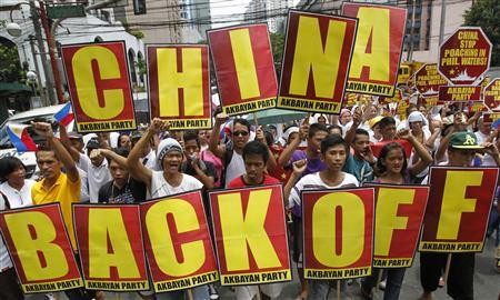 Người dân Philippines tham gia biểu tình phản đối Trung Quốc trong tranh chấp bãi cạn Scarborough tại Manila. Ảnh Reuters