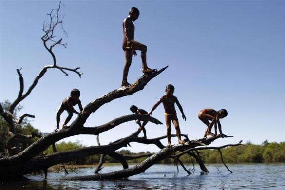 Trẻ em Yawalapiti tắm sông trong công viên Xingu