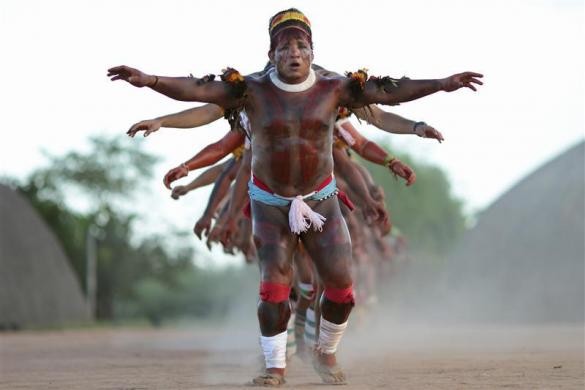 Thanh niên bộ lạc Yawalapiti nhảy múa trong công viên quốc gia Xingu, bang Mato Grosso, Brazil ngày 7/5/2012.